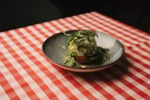 Trattoria: burrata rellena de pesto con cherrys asados y almendra tostada