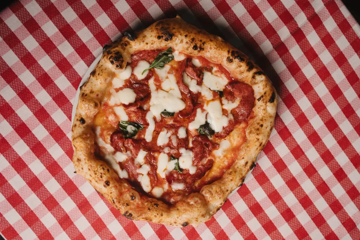 pizza ligera, con bordes aireados